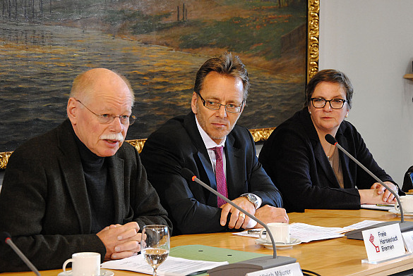 Innensenator Ulrich Mäurer, Staatsrat Holger Münch und Marita Wessel-Niepel, Leiterin des Stadtamtes (von links) informierten über den Senatsbeschluss zur Neuorientierung der Arbeit der Ausländerbehörde.