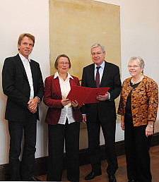 Von links nach rechts: Ingo Mose (Beiratssprecher Neustadt, Annemarie Czichon, Bürgermeister Jens Böhrnsen, Edith Wangenheim (Beiratssprecherin Woltmershausen)