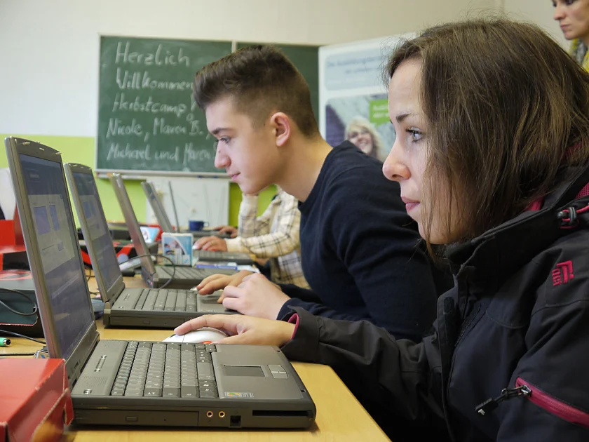 Carlotta Faust und Azem Malokaj erstellen unter professioneller Anleitung im Herbstcamp ihre Bewerbungsunterlagen.