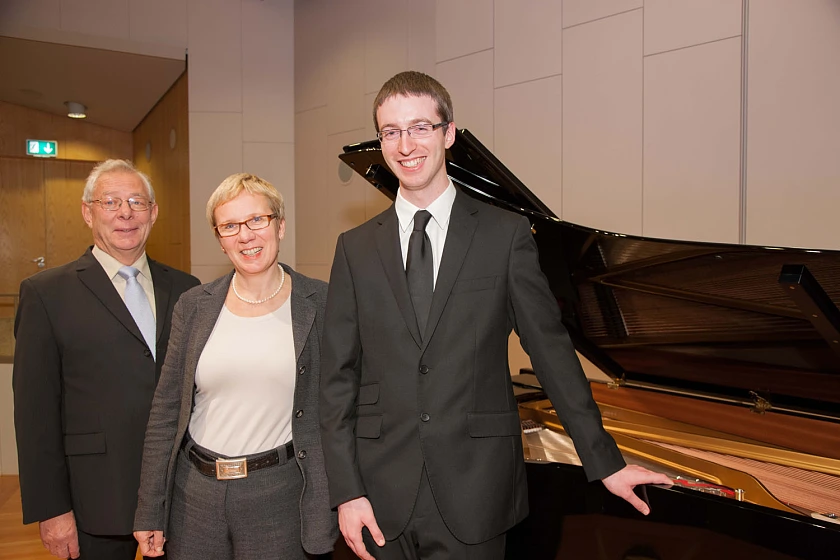 Ernst Volz vom Landesmusikrat Bremen, Staatsrätin Quante-Brandt und der 1. Preisträger Jamie Bergin (v.l.n.r.)