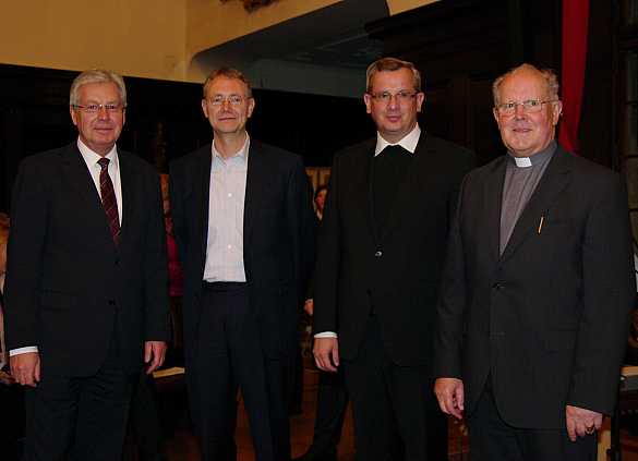 Bürgermeister Jens Böhrnsen, Prof. Dr. Jürgen Manemann, Propst Dr. Martin Schomaker und Weihbischof Theodor Kettmann (von links)