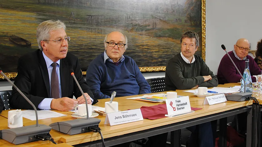 (von links): Bürgermeister Jens Böhrnsen, Helmut Hafner (Senatskanzlei) Ulli Barde (Sportgarten) und Lehrer Wolfram Stein bei der Vorstellung des Programms zur "Nacht der Jugend" im Bremer Rathaus
