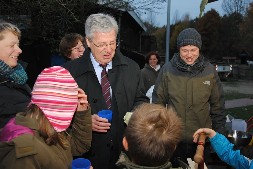 Bürgermeister Böhrnsen wird herzlich auf der Stadtteilfarm empfangen
