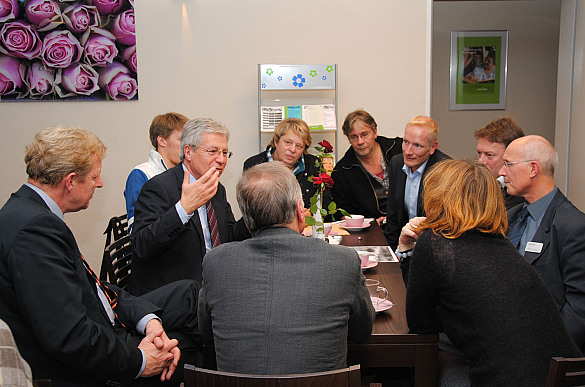Angeregte Diskussionen im Cafe Rosengarten mit Bürgermeister Böhrnsen und Gewoba-Chef Stubbe (links)