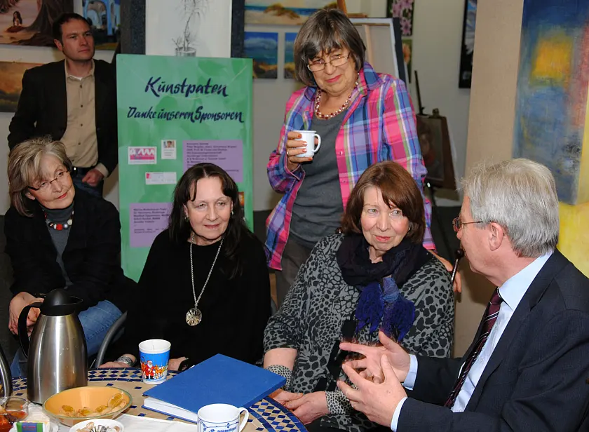 Aufmerksame Zuhörerinnen im Kunsttreff (2.v.l. Helga Gerdes, Vorsitzende der Freizeitkünstler)