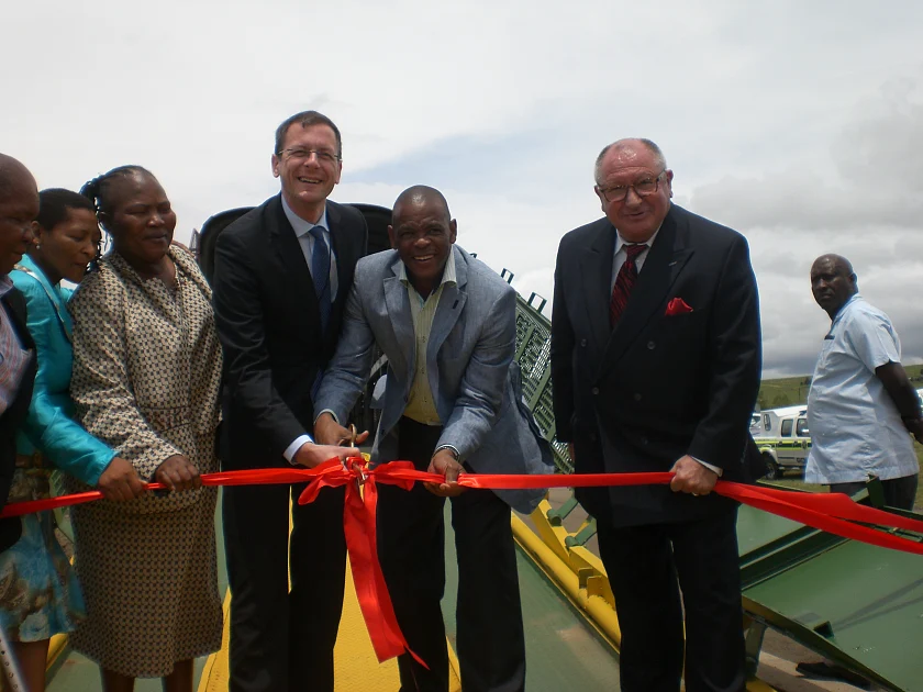 Senator Günthner, Detthold Aden (rechts) und Vertreter der Provinz Free State geben den Startschuss für das zukünftige Automobilverteilzentrum