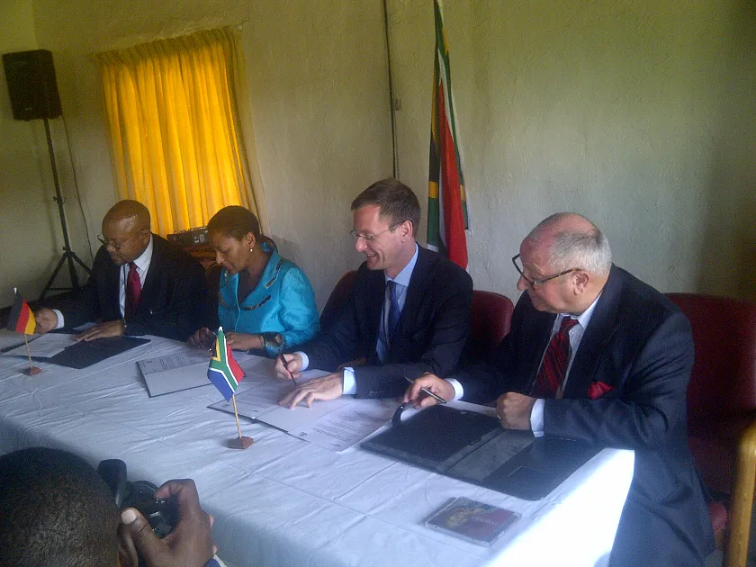 (v.r.n.l.) Detthold Aden, Senator Günthner und Vertreter der Provinz Free State bekräftigen ihre Kooperationsabsicht
