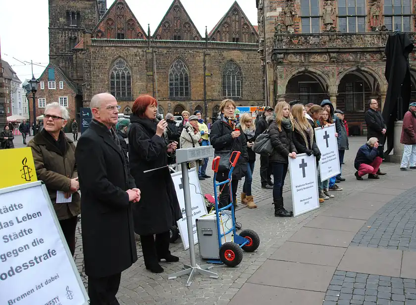 (von links)  Bürgerschaftspräsident Christian Weber und Bürgermeisterin Karoline Linnert bei der Aktion gegen die Todesstrafe auf dem Marktplatz
