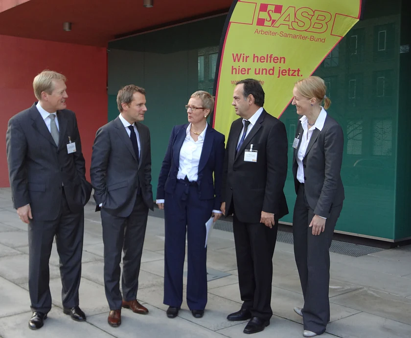 Gruppenfoto vor der Bremer Landesvertretung: ASB-Bundesgeschäftsführer Christian Reuter, Bundesgesundheitsminister Daniel Bahr, Bremens Bevollmächtigte Prof. Dr. Eva Quante-Brandt, ASB-Bundesvorsitzender Knut Fleckenstein und Gudrun Schattschneider, Leiterin der ASB-Hauptstadtrepräsentanz (v.l.n.r.)