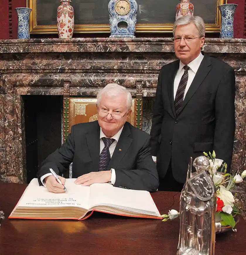 Rudolf Seiters beim Eintrag in das Goldende Buch Bremens