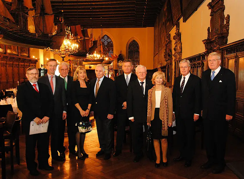 Begrüßung vor dem Bürgermahl in der Oberen Rathaushalle: Bürgermeister Jens Böhrnsen (2.v.r.) mit  Dr. Rudolf Seiters und Ehefrau (4.u.3.v.r.), Dr. Klaus Bettenhausen (5.vr.) und Antje Friedenberg (4.v.l., Mercedes-Benz-Werk Bremen) sowie Manfred Böhnke und weiteren Kuratoriumsmitglieder der WKB