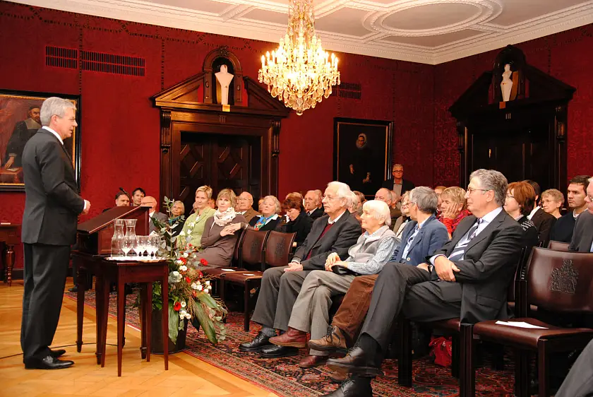 Bürgermeister Jens Böhrnsen würdigt Pastor (i.R.) Ulrich Finckh (1. Reihe Mitte)