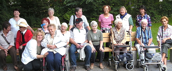 Ein gemeinsamer Ausflug, organisiert von der Aufsuchenden Altenarbeit. Für viele Teilnehmer ist das ein wertvolles Stück Teilhabe, Geselligkeit, Lebensfreude und Austausch, den sie sich allein kaum organisieren könnten