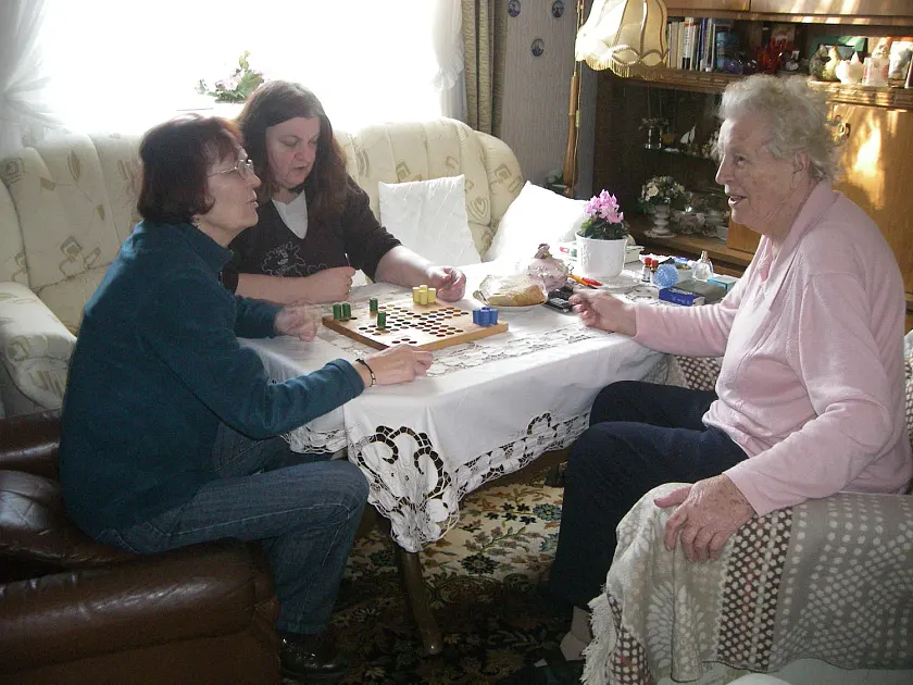 Die Hausbesucherinnen Beate Bunjes und Karin Wanke zu Gast bei Marie Kraft