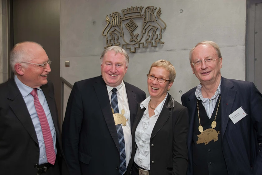 Gute Stimmung bei der Bremer Roland-Runde in Berlin: Ex-EU-Kommissar Günter Verheugen, der neue Kohlkönig und Ministerpräsident der Deutschsprachigen Gemeinschaft in Belgien Karl-Heinz Lambertz, Staatsrätin Prof. Dr. Eva Quante-Brandt und Klaus Staeck, Präsident der Akademie der Künste und ehemaliger Bremer Kohlkönig in Berlin (v.l.n.r.)
