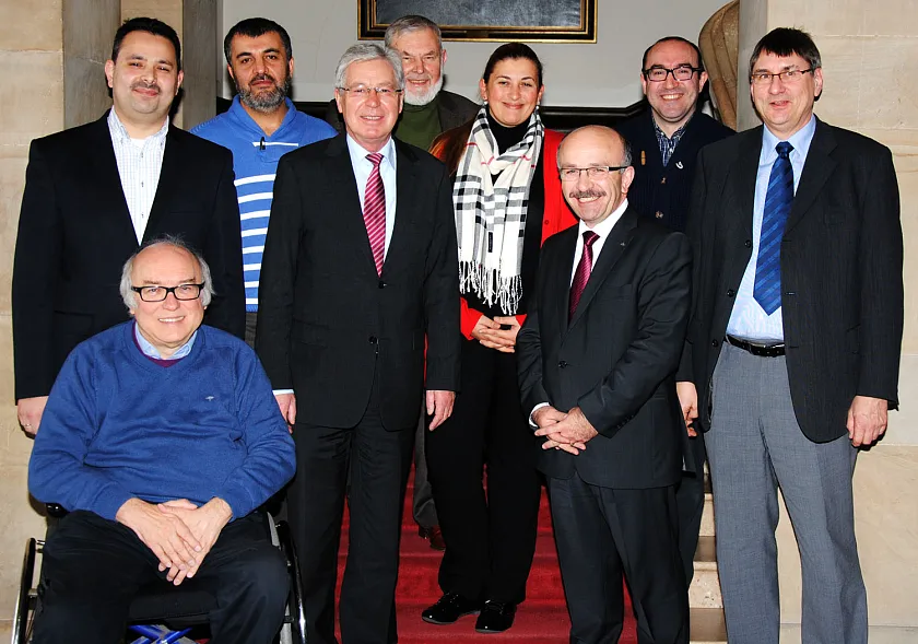 Gruppenfoto im Bremer Rathaus: (hinten v.l.n.r.) Akin Özgenç (Verband der Islamischen Kulturzentren), Ismail Ba&#537;er (stellv. Vorsitzender "Schura Bremen", Khalid Pre&#468;kschas (Beisitzer "Schura Bremen"), Emine Oguz (Türkisch-Islamische Union der Anstalt für Religion e.V.), Ercan Tamer (Senatskanzlei), (vorne v.l.n.r.) Dr. Helmut Hafner (Senatskanzlei), Bürgermeister Jens Böhrnsen, Yilmaz Kiliç (Türkisch-Islamische Union der Anstalt für Religion e.V.), Norbert Schlichting (Senatskanzlei)