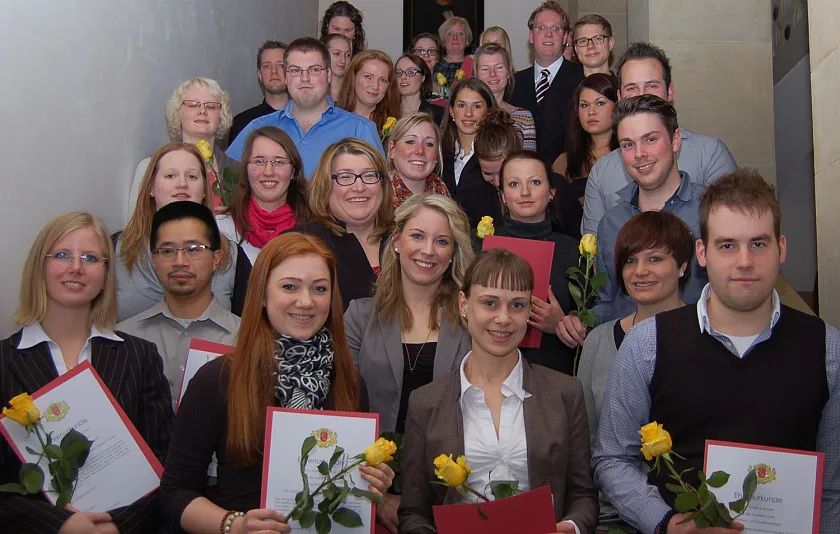Strahlende Gesichter bei den Jahrgangsbesten in den Gesundheitsfachberufen gleich nach der Ehrung im Kaminsaal des Rathauses. Mittendrin: Senatorin Anja Stahmann (zweite Reihe, dritte von links)