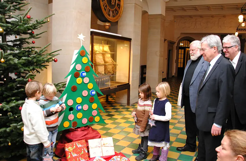 Bürgermeister Jens Böhrnsen, Sponsor Daniel Smith (Language Association, links) und Senatssprecher Hermann Kleen freuen sich gemeinsam mit den Kindern