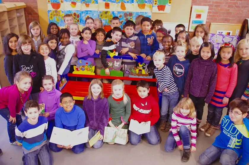 Kinder der beiden LeseLust-Klassen freuen sich  über  die Einweihung einer der neuen Lese-Bänke