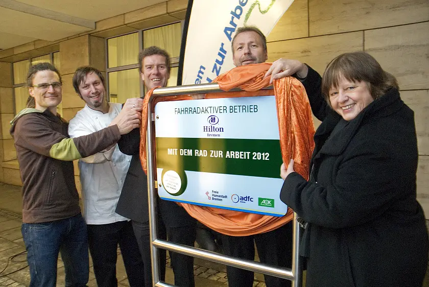 v. l.: Tobias Wolf (ADFC Landesvorsitzender), Michael Karg (Küchenchef), Bernhard Zündel (Hoteldirektor), Jörg Twiefel (AOK, Leiter Markt), Staatsrätin Gabriele Friderich