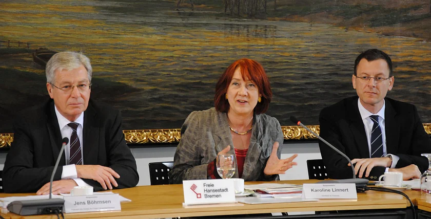 Bürgermeister Jens Böhrnsen, Bürgermeisterin Karoline Linnert  und Senator Martin Günthner (v.l.) informieren in der Senatspressekonferenz über den Senatsbeschluss zum Ausbau des Offshore-Terminals Bremerhaven