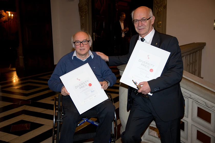 Ausgezeichnet für ihre Aktivitäten um Vielfalt (von links): Dr. Helmut Hafner (Senatskanzlei), Klaus-Dieter Fischer, Präsident des SV Werder