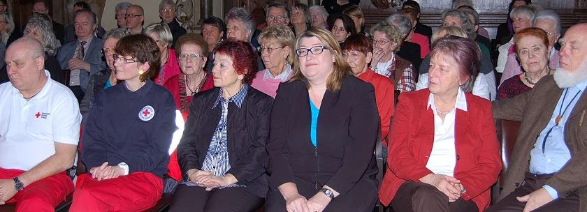 Senatorin Anja Stahmann inmitten der Ehrenamtlichen