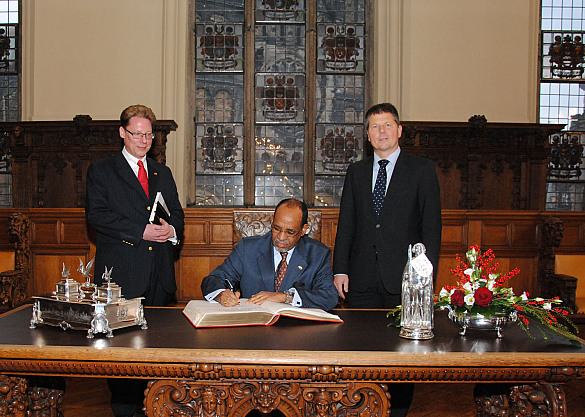 Beim Eintrag ins Goldene Buch: Botschafter Tessema mit Senator Dr. Lohse (re.) und Honorarkonsul Gerkmann.