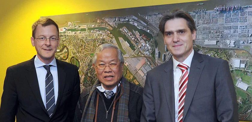 v.l.: Senator Martin Günthner, Minister Michael Manyin Jawong und bremenports-Geschäftsführer Robert Howe in den Räumen von bremenports