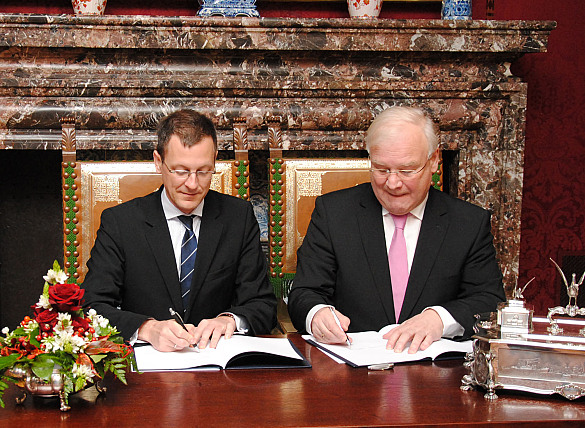 v.l.: Senator Martin Günthner und Justizminister Bernd Busemann bei der Unterzeichnung der Verwaltungsvereinbarung