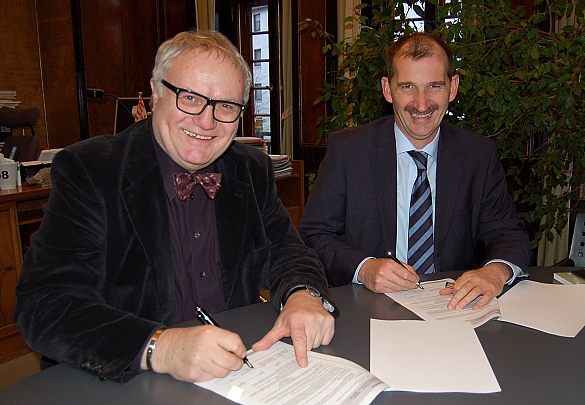 Staatsrat Henning Lühr und Dr. Johann Bizer bei der Vertragsunterzeichnung