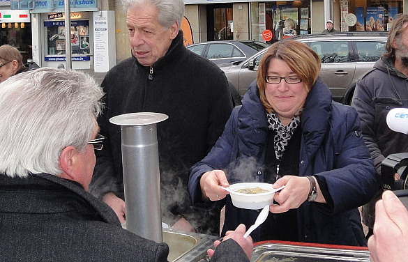 Alt-Bürgermeister Henning Scherf und Sozialsenatorin Anja Stahmann an der Ausgabe bei den Suppenengeln in der Bremer Innenstadt