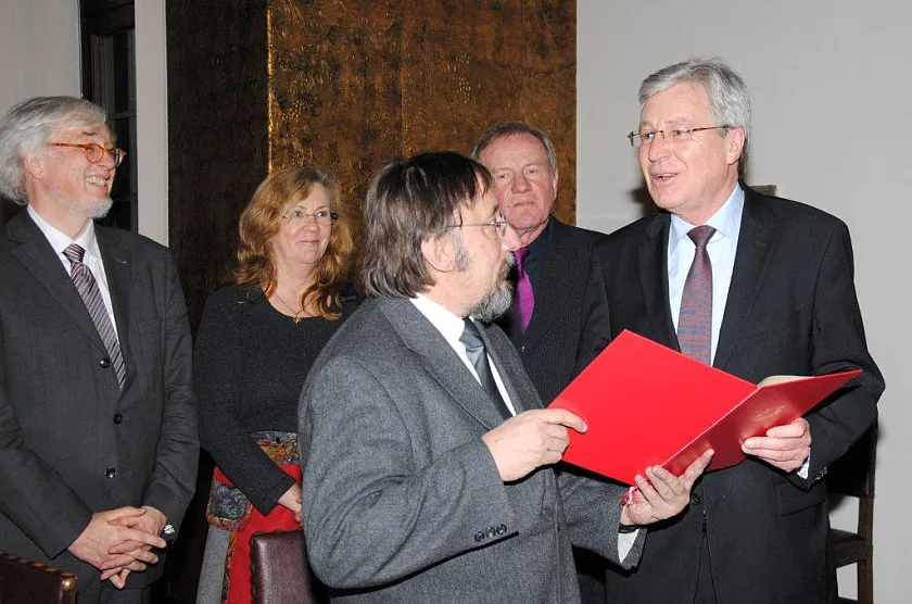 Bürgermeister Jens Böhrnsen überreichte dem aus dem Dienst scheidenden Ortsamtsleiter Hans-Peter Mester im Beisein der Beiratssprecher Gerd-Rüdiger Kück und Dieter Adam sowie der kommissarischen Leiterin des Ortsamtes West, Ulrike Pala, die Dankesurkunde des Senats der Freien Hansestadt Bremen und bedankte sich bei Ihm für 27 engagierte Jahre im Ortsamt West, zuerst als stellvertretender Ortsamtsleiter und dann 12 Jahre als Leiter des Ortsamtes