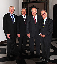 Bürgermeister Jens Böhrnsen (2.von links) mit dem scheidenden Präsidenten der JUB, Prof. Dr. Joachim Treusch (3. Von links), dem künftigen JUB-Präsidenten Prof. Dr.  Heinz-Otto Peitgen (links) und Prof. Dr. Reimar Lüst (rechts), Bremens Ehrenbürger