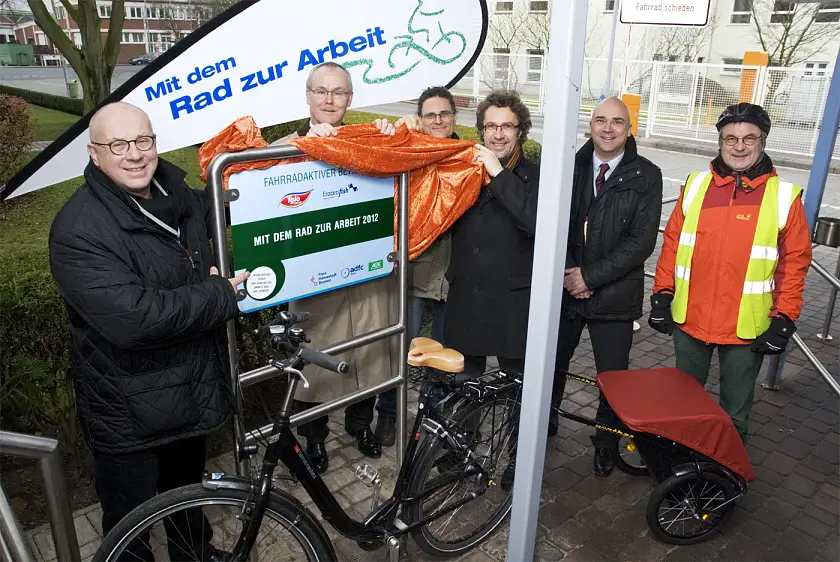 von links: Staatsrat Wolfgang Golaswoski, Heinzpeter Mühl (Vorstand AOK Bremen/Bremerhaven), Tobias Wolf (Vorsitzender ADFC Landesverband Bremen), Dr. Florian Baumann (stellv. Werksleiter), Mark Ella (Vorsitzender ADFC Kreisverband Bremerhaven), Dr. Gunar Stempel  (Betriebsarzt mit Dienstrad und -hänger