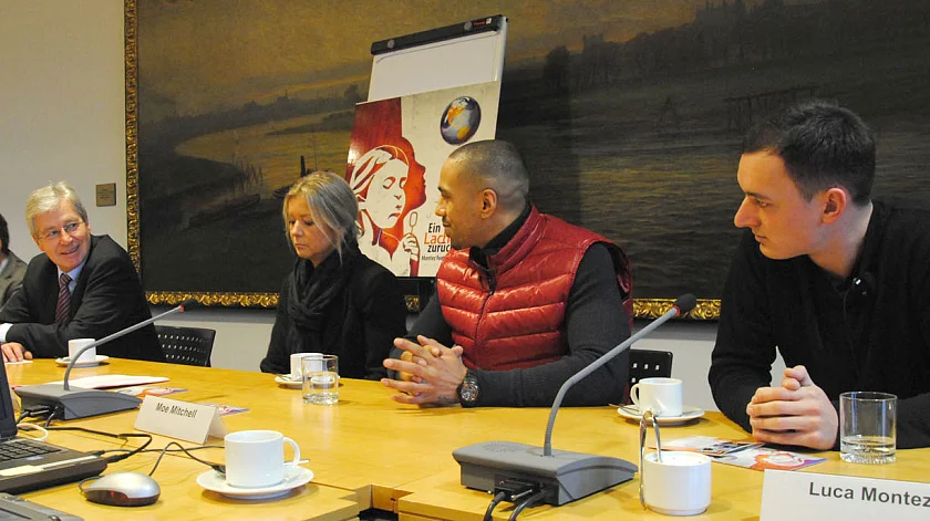 Freuen sich über das gelungene Musikstück: (von links) Bürgermeister Jens Böhrnsen, Claudia Elfers, Moe Mitchell und Luca Montez