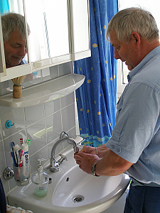 WaBeQ-Mitarbeiter Vladimir Metzger, der einen Perlator zum Wassersparen installiert