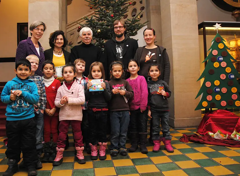 Strahlende Gesichter: Die Kinder der Kita Wischmannstraße, Ingelore Rosenkötter, Johanna Laskowski, Hans Ehmke, Ina Clement und Tom Mildner (von links nach rechts)