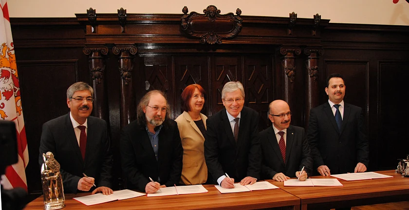 Bei der Vetragsunterzeichnung: Oberbürgermeister der Stadt Bremerhaven, Melf Grantz, Mustafa Yavuz,Vorsitzender der Schura, Bürgermeisterin Karoline Linnert, Bürgermeister Jens Böhrnsen, der Landesvorsitzende des DITIB, Yilmaz Kilic und Akin Özgenc, Vorstand des Verbandes der islamischen Kulturzentren. 