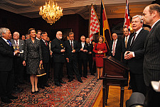 Bürgermeister Jens Böhrnsen begrüßt die Mitglieder des Diplomatischen Korps.