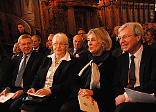 Gastrednerin Dr. Rosemarie Wilcken (2. von links), Friedrich Wilhelm Wilcken, Birgit Rüst und Bürgermeister Jens Böhrnsen.