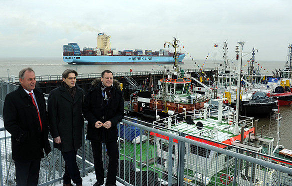 Senator Martin Günthner, Robert Howe (bremenports) und Emanuel Schiffer (Eurogate) vor dem neuen Schlepperhafen (v.r.).
