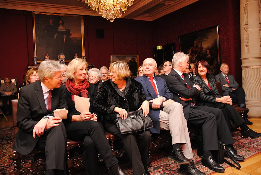 Entspannte Atmosphäre beim Abschied (v.l.n.r.): Bürgermeister Jens Böhrnsen, Birgit Rüst, Renate Jürgens-Pieper, Wilhelm Pieper, Wilfried Müller und Bürgermeisterin Karoline Linnert