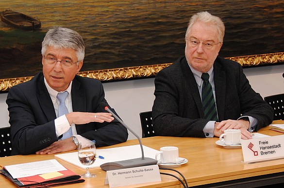 Senator Dr. Hermann Schulte-Sasse und Staatsrat Peter Härtl bei der Pressekonferenz