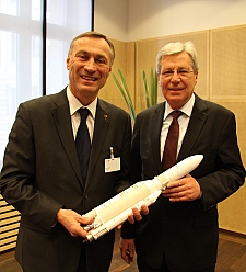 Jean-Marie Bockel und Jens Böhrnsen bei der symbolischen Übergabe der Präsidentschaft