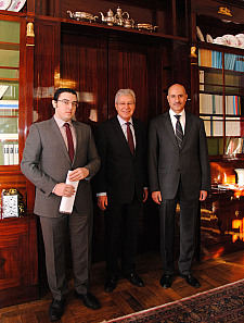 Bürgermeister Böhrnsen, Generalkonsul Abdekhakim (re.) und Vizekonsul Abdelmoaty in der Bibliothek des Rathauses