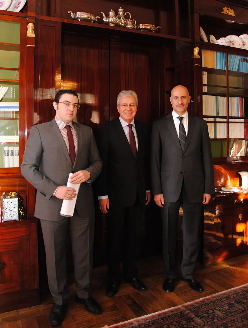 Bürgermeister Böhrnsen, Generalkonsul Abdekhakim (re.) und Vizekonsul Abdelmoaty in der Bibliothek des Rathauses