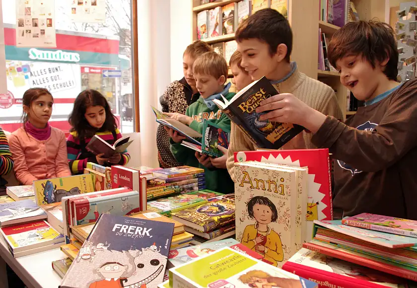 Die Grundschüler von der Karl-Lerbs-Straße bei der Geschenk-Aktion in Findorff