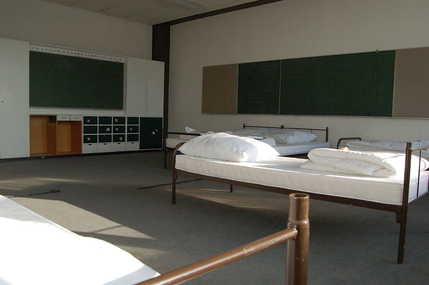 Blick in die neu eingerichtete Notunterkunft in der Thomas-Mann-Straße 