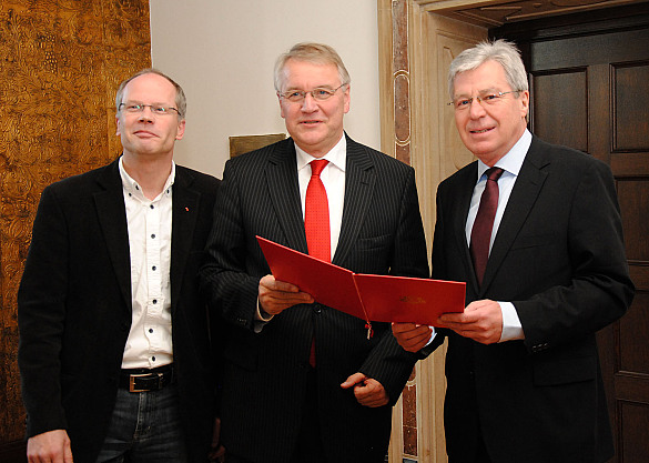 Auf dem Foto sind zu sehen: Bürgermeister Jens Böhrnsen, Ulrich Höft und Beiratssprecher Matthias Roßberg